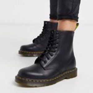 NWT Dr Martens Pascal 8 Eye Boots 5